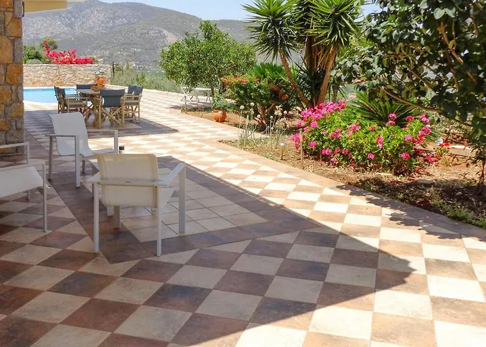 Villa Luxury With Pool Overlooking A Majestic View