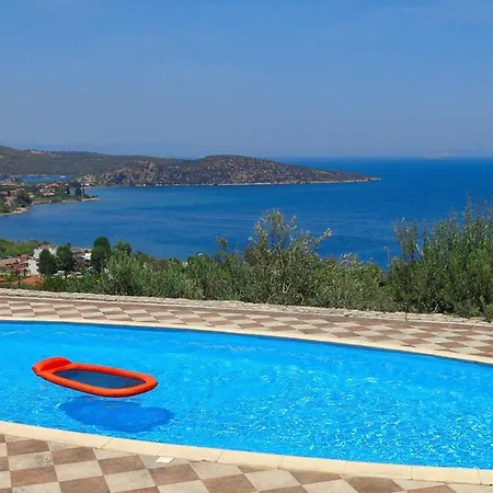Villa Luxury With Pool Overlooking A Majestic View