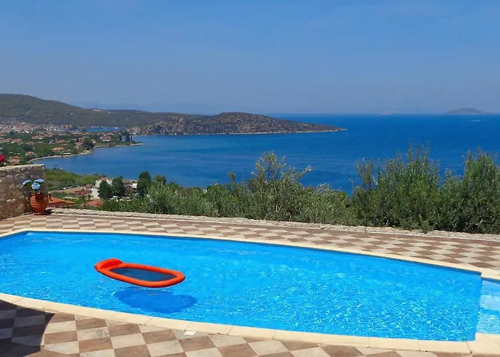 Villa Luxury With Pool Overlooking A Majestic View
